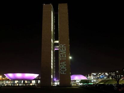 Protesto projeta 'Fora, Temer' no Congresso, um dia antes da sessão que vota a denúncia contra o presidente.