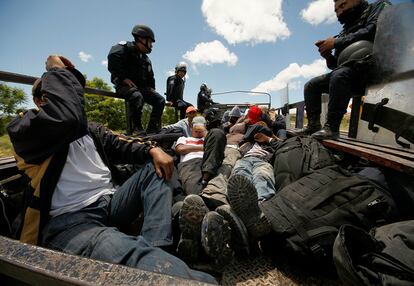 Algunos de los profesores detenidos durante la protesta contra la reforma educativa en Nochixtlan (México).