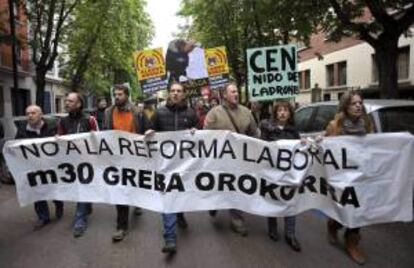 Afiliados y simpatizantes de los sindicatos convocantes de la huelga en Navarra y País Vasco rodean la sede de la Confederación de Empresarios de Navarra (CEN), en Pamplona, para mostrar su rechazo a la reforma laboral y llamar a secundar la huelga. EFE/Archivo