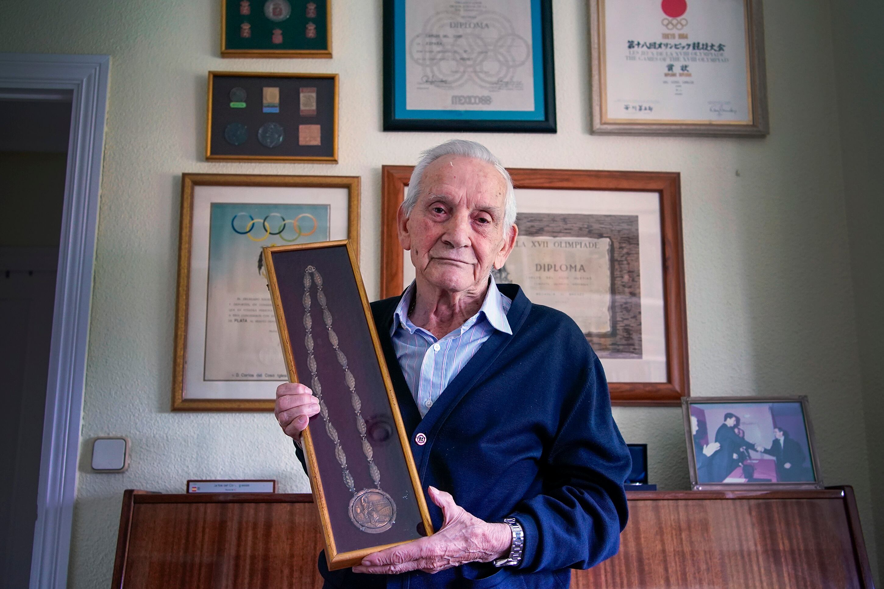 Carlos del Coso posa en su domicilio de Madrid con la medalla de bronce de Roma de 1960.