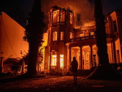 Una facultad en Santiago de Chile ardiendo durante las protestas contra el Gobierno de Sebastian Piñeira, el pasado 6 de diciembre.