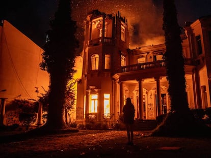 Una facultad en Santiago de Chile ardiendo durante las protestas contra el Gobierno de Sebastian Piñeira, el pasado 6 de diciembre.