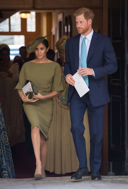 La duquesa vestida de Ralph Lauren, en el bautizo de Luis de Cambridge. En la imagen, con el príncipe Enrique.