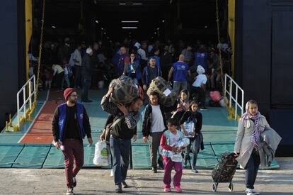 Refugiados llegan el 22 de octubre al puerto de Elefsina (Grecia) desde la isla de Samos.
