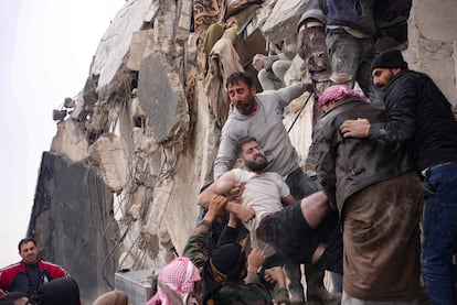 Los equipos de rescate sacan a un hombre de entre los escombros de un edificio de Jandaris, en la provincia de Alepo, Siria. 