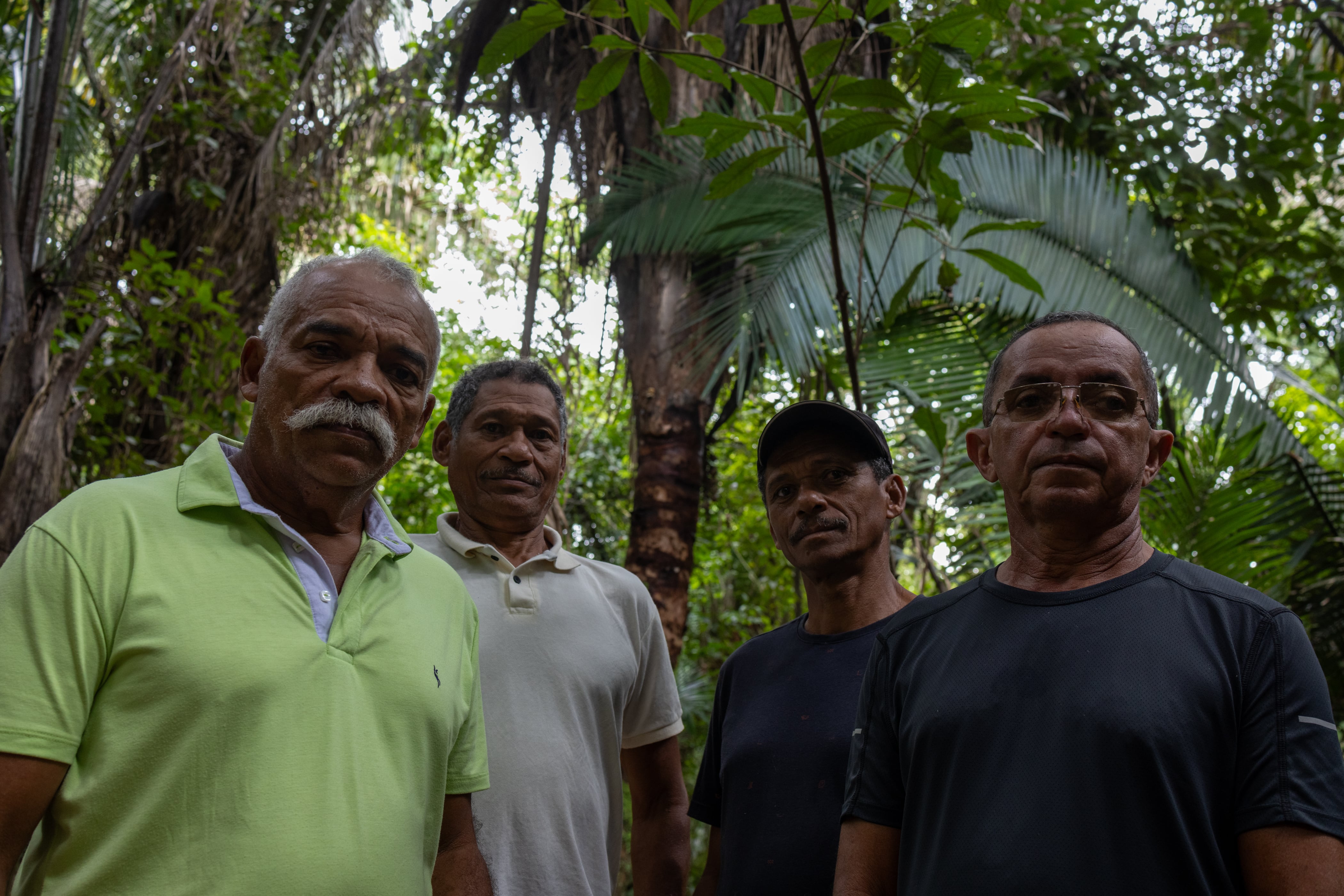 Desde la izquierda, los antiguos peones José Ribamar Viana Nunes, agricultor, Pedro Valdo Pereira Vasconcelos y los hermanos Raimundo, pescador, y Raul Batista de Souza, fotografiados en Redenção antes del juicio.