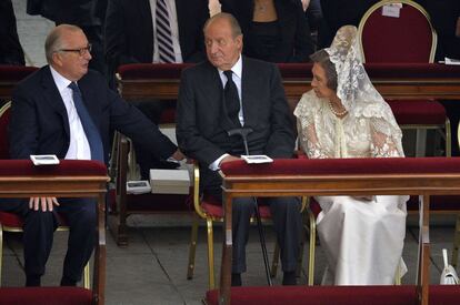 Los reyes de España, don Juan Carlos y Doña Sofía, junto al rey de los belgas, Alberto II, toman asiento para asistir a la ceremonia.