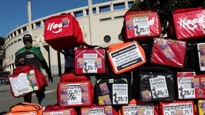 Motoboy ao lado de mochilas de entregas em frente ao estádio do Pacaembu, em São Paulo. durante segundo breque dos apps.