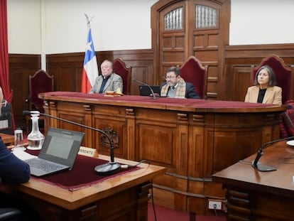 Los ministros Christian Le-Cerf Raby, Iván Corona Albornoz y la abogada Elvira Badilla ordenan prisión preventiva a integrantes del Tren de Aragua en La Serena, Coquimbo (Chile), este 5 de junio.