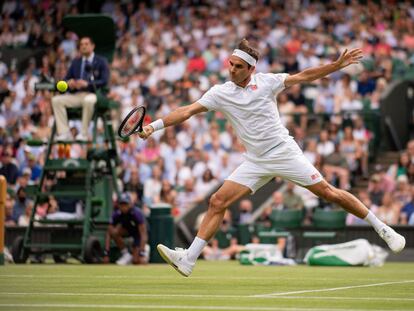 Federer volea durante su partido contra Gasquet en la central de Wimbledon.