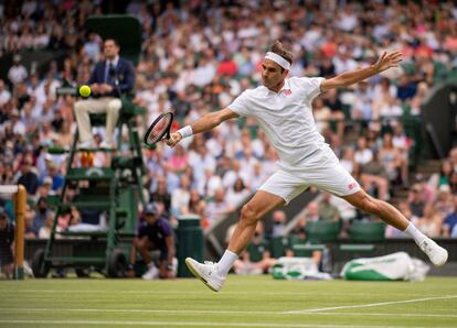 Federer volea durante su partido contra Gasquet en la central de Wimbledon.