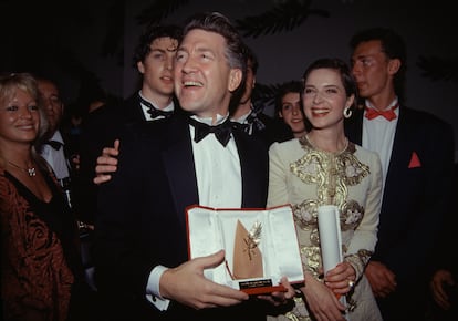 David Lynch sostiene la Palma de Oro que recibió por su película 'Wild at heart' junto a Isabella Rossellini, en el 43 Festival de Cine de Cannes, 21 de mayo de 1990.