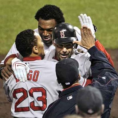 Lugo, Ortiz y Lowell festejan su título.