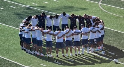 Los jugadores de la selección nacional de las Islas Marshall, antes de disputar su primer partido internacional, el jueves en Arkansas, Estados Unidos.