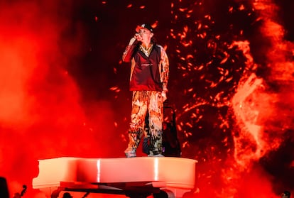 El cantante mexicano Peso Pluma, durante una presentación en Ciudad de México, el 8 de noiembre de 2023.