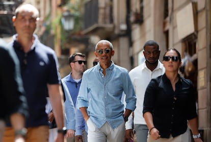 Obama paseando por el barrio del Born de Barcelona antes de entrar al museo Moco, este viernes.