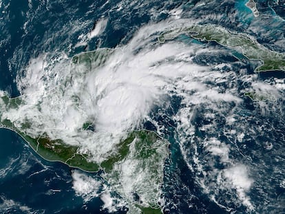 Imagen satelital del huracán 'Lisa' acercándose a la Península de Yucatán, el 2 de noviembre de 2022.