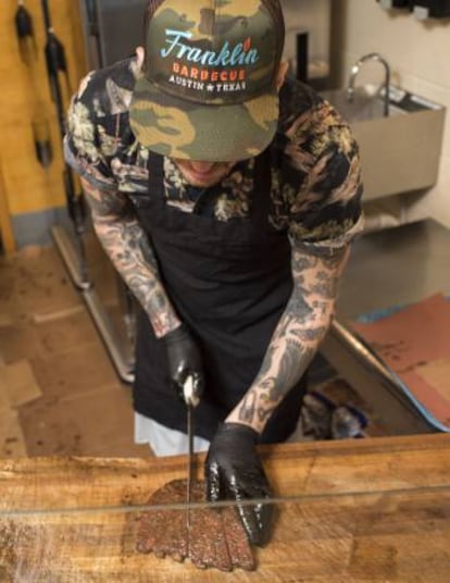 Preparación del 'brisket' en el restaurante Franklin Barbecue, en la ciudad texana de Austin (Estados Unidos).