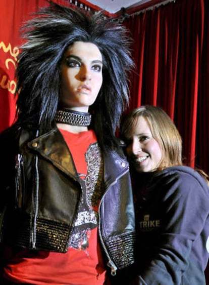 Una fan se posa con la figura de cera de Bill Kaulitz, cantante del grupo alemán Tokio Hotel, en el museo de cera Madame Tussaud en Berlín