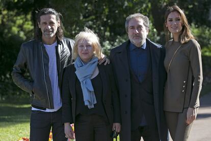 De izquierda a derecha: Nacho Fresneda, Francesca Piñón, Javier Olivares y Mar Saura, del equipo del 'El Ministerio del Tiempo', Premio Ondas Nacional de Televisión a la mejor serie española.