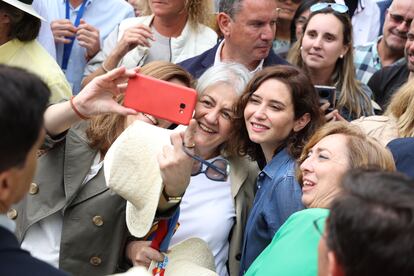 Isabel Díaz Ayuso se fotografía con simpatizantes del PP.