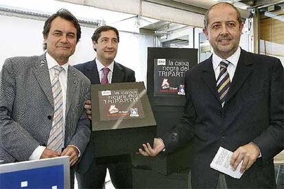 El líder de CiU, Artur Mas, a la izquierda, con Josep Maria Pelegrí, detrás, y Felip Puig.