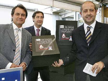 El líder de CiU, Artur Mas, a la izquierda, con Josep Maria Pelegrí, detrás, y Felip Puig.