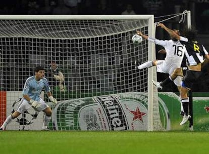 Amauri gana la acción a Heinze y cabecea el balón lejos del alcance de Casillas para marcar el segundo gol juventino.