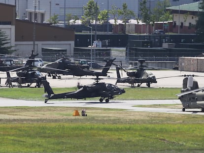 Helicópteros militares estacionados en una base del ejército estadounidense en Pyeongtaek, Corea del Sur, el 9 de agosto de 2021.