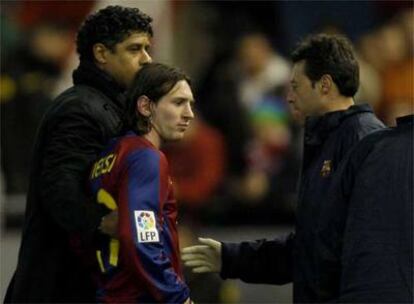 Messi abandona el terreno de juego de Mestalla tras lesionarse