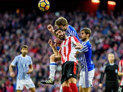 Iñigo Martínez, Illarramendi y Raúl García salta a por la pelota.