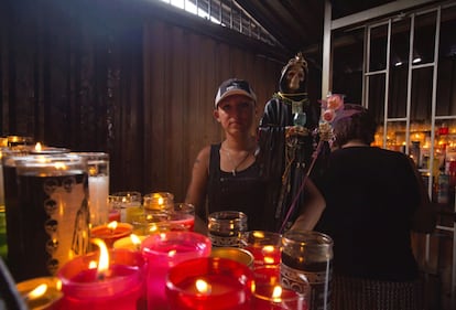 Los devotos ponen 'veladoras' a la Santa Muerte en una caseta contigua a la imagen. Hay velas para los negocios, el amor, la salud…