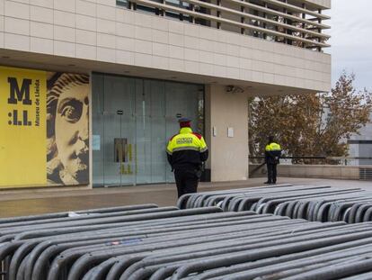 Dos mossos esperen a les portes del Museu de Lleida aquest diumenge..