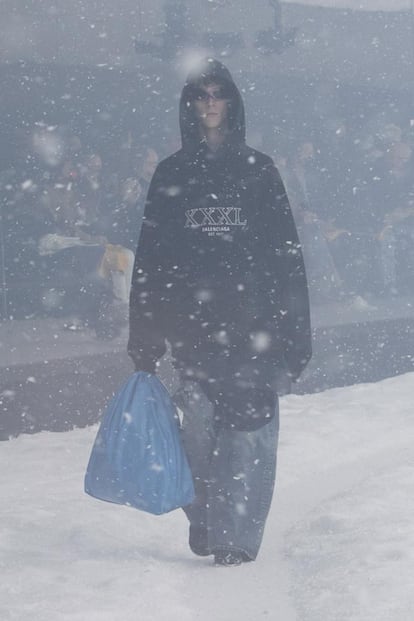 Una imagen del desfile otoño/invierno 2022 de Balenciaga, donde los modelos lucieron por primera vez distintas versiones de la Trash Bag que sale a la venta esta temporada.