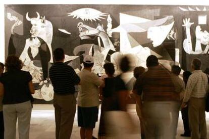 Un grupo de visitantes del Reina Sofía contempla el <i>Guernica,</i><b> de Pablo Picasso.