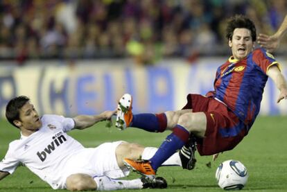 Messi cae ante la entrada de Xabi Alonso.