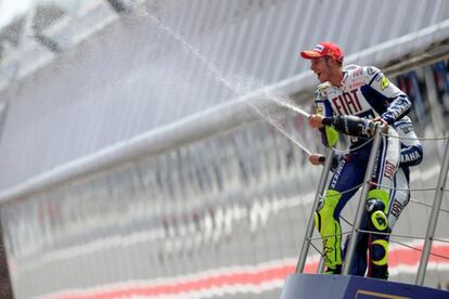 Rossi celebra su victoria en el GP de Catalunya del 2009, en Montmeló. Ganó a Lorenzo en la última curva de la última vuelta. 