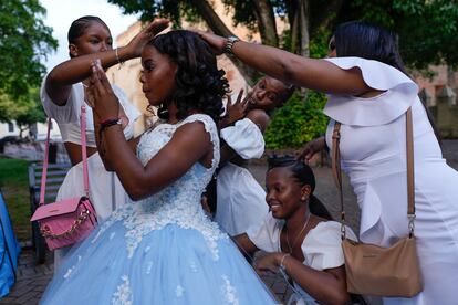 Amigos y familiares se reúnen para tomarse una foto con una quinceañera en la Plaza Colón, en la Zona Colonial de Santo Domingo, República Dominicana, el miércoles 15 de mayo de 2024. Las celebraciones de 15 años siguen siendo una de las fiestas familiares de más arraigo en Latinoamérica.
