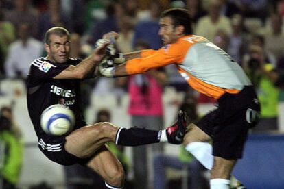 Zidane y Prats chocan en el área bética.