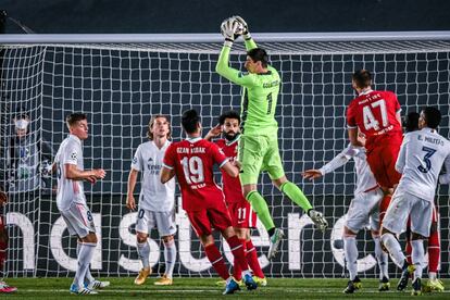 El portero belga del Real Madrid, Thibaut Courtois, para un balón por alto durante el partido.