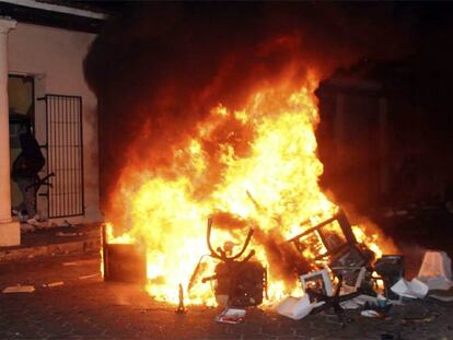 Manifestantes autonomistas saquean un edificio del Ministerio de Trabajo en Santa Cruz el miércoles.