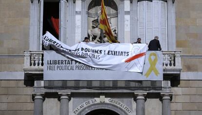 Workers changing the sign on the Catalan government building.