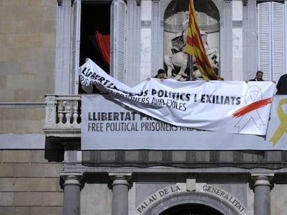 Workers changing the sign on the Catalan government building.