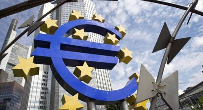 Vista de la escultura con el logo del euro que decora los alrededores de la sede del Banco Central Europeo en Fr&aacute;ncfort.