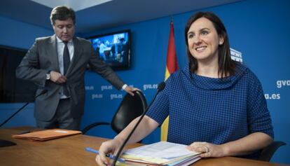 La portavoz, María José Català, y el consejero de Gobernación, Luis Santamaría en la rueda de prensa del Consell.