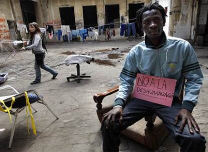 Un inmigrante, ayer, en uno de los patios del interior de la nave donde viven decenas de personas.