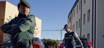 Dos miembros de la Unidad Central Operativa (UCO) de la Guardia Civil en una operación el pasado marzo. 