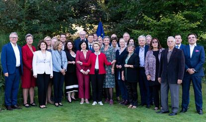La presidenta de la Comisión, Ursula Von der Leyen (en el centro, con chaqueta roja), junto a sus 26 comisarios en Genval (Bélgica), en 2019.