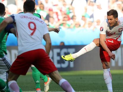 Milik marca el gol del triunfo de Polonia.