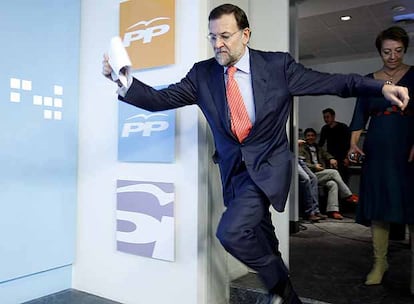 En octubre de 2007, Mariano Rajoy se dio un pequeño susto justo antes de dirigirse a los medios de comunicación en la sede del PP en Madrid. El líder del PP estuvo a punto de caerse. La imagen ocupó las portadas de todos los periódicos.